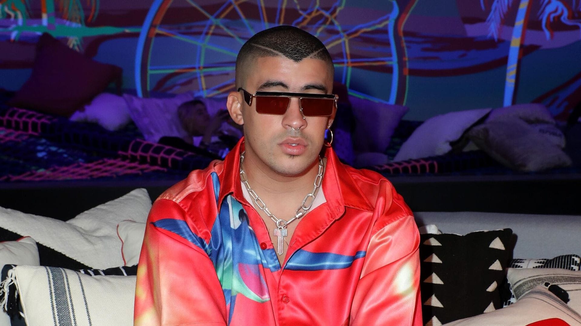 Tienes que ver como Bad Bunny y su novia enfrentan el aislamiento en casa