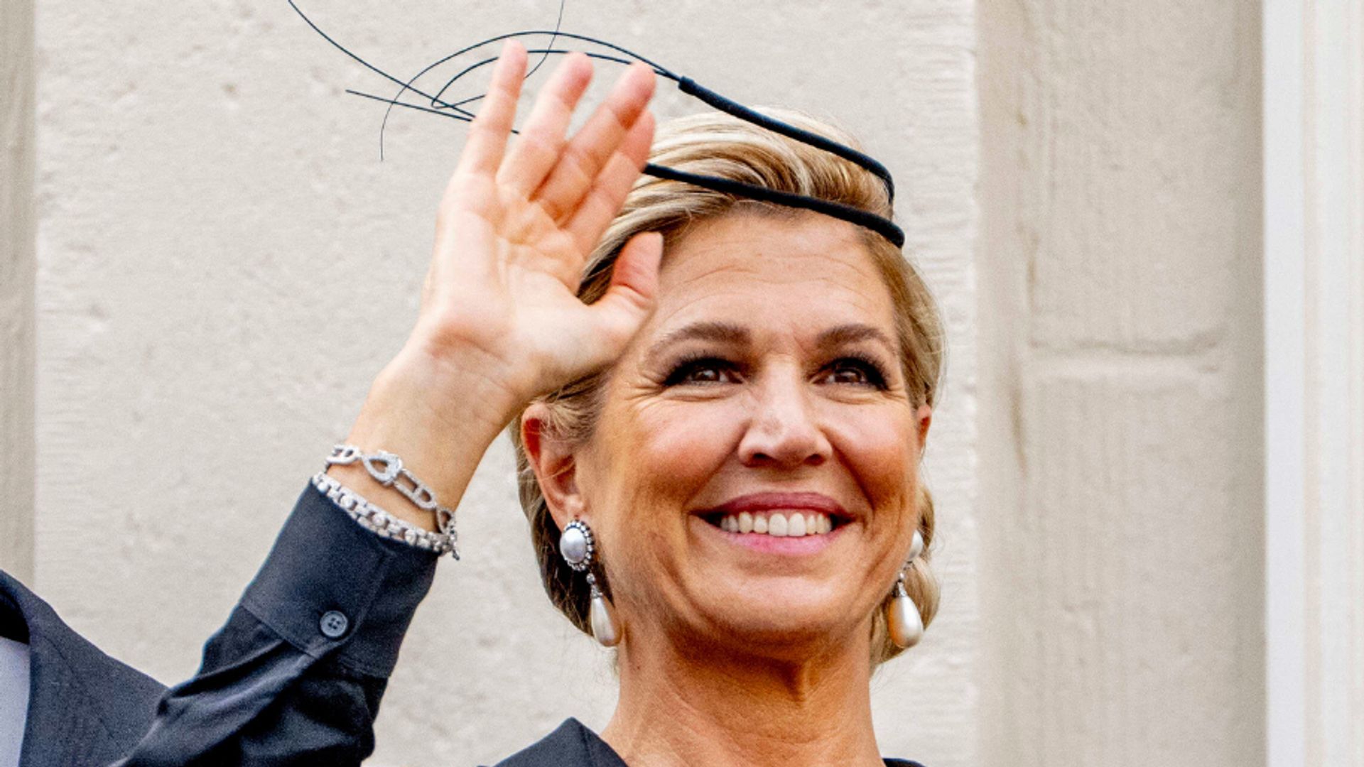 El broche de diamantes y perlas de Máxima de Holanda esconde un homenaje familiar: la pieza de Beatriz que recuerda su boda con el príncipe Claus