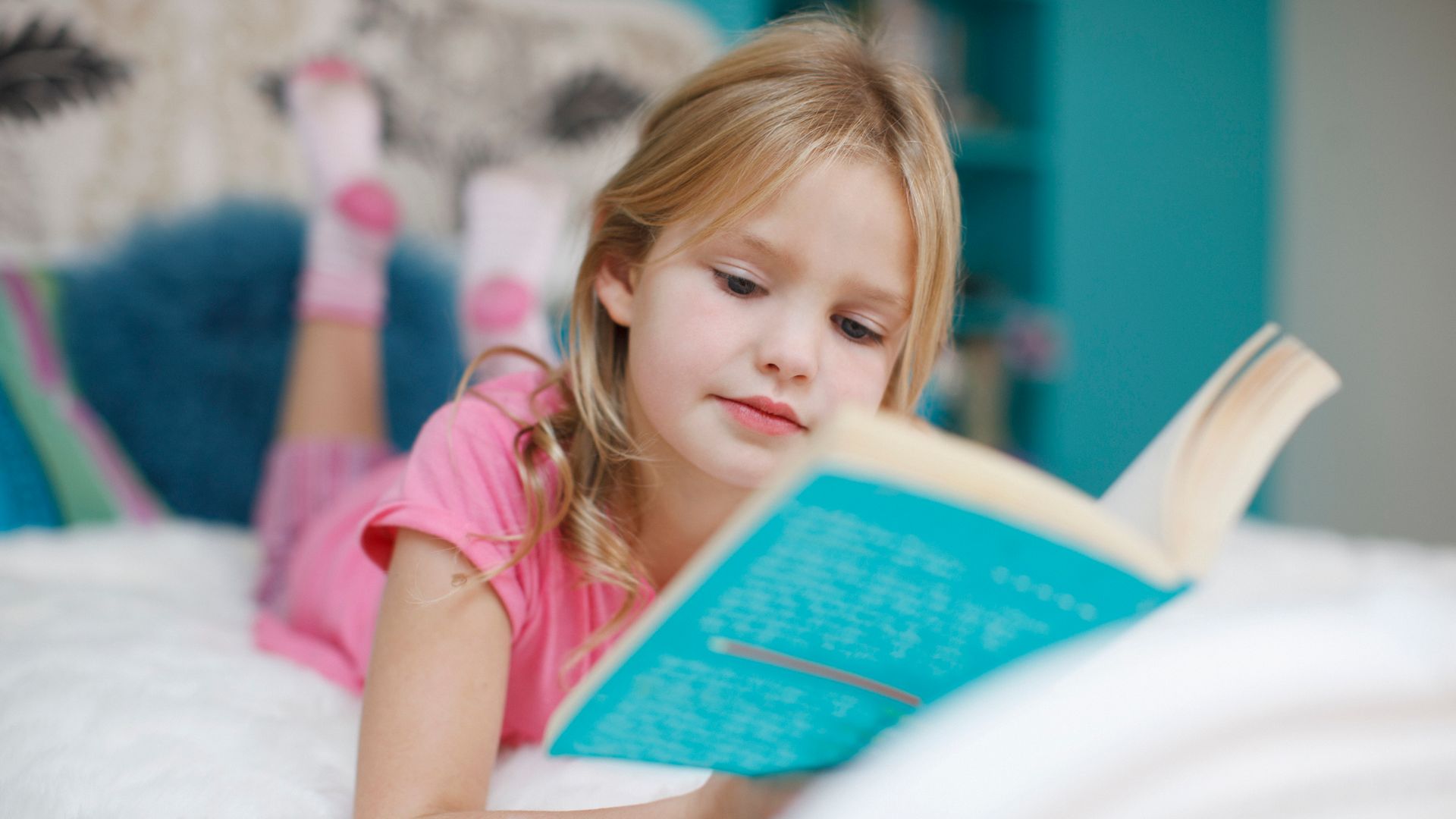 Niña pequeña leyendo un libro