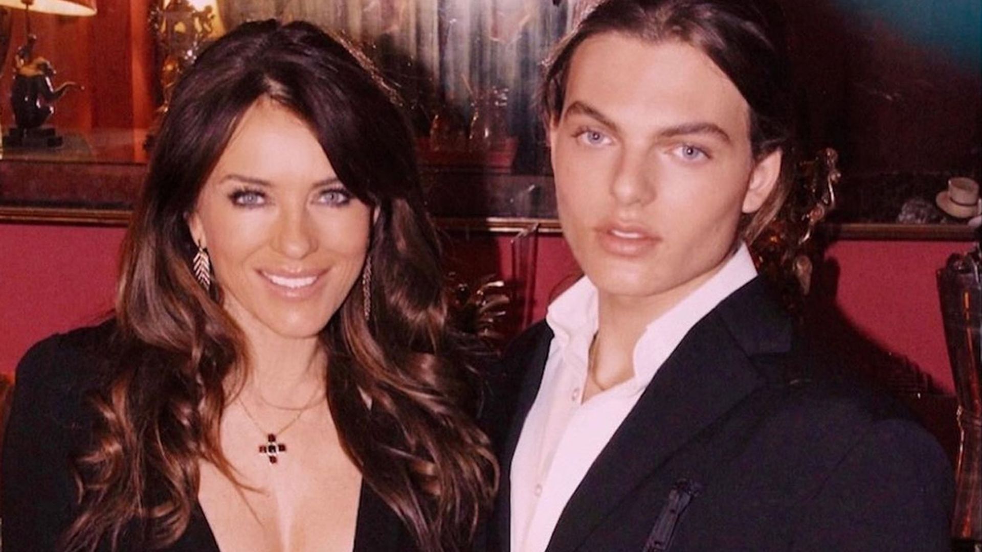 Elizabeth Hurley confunde a sus fans con una foto junto a su hijo