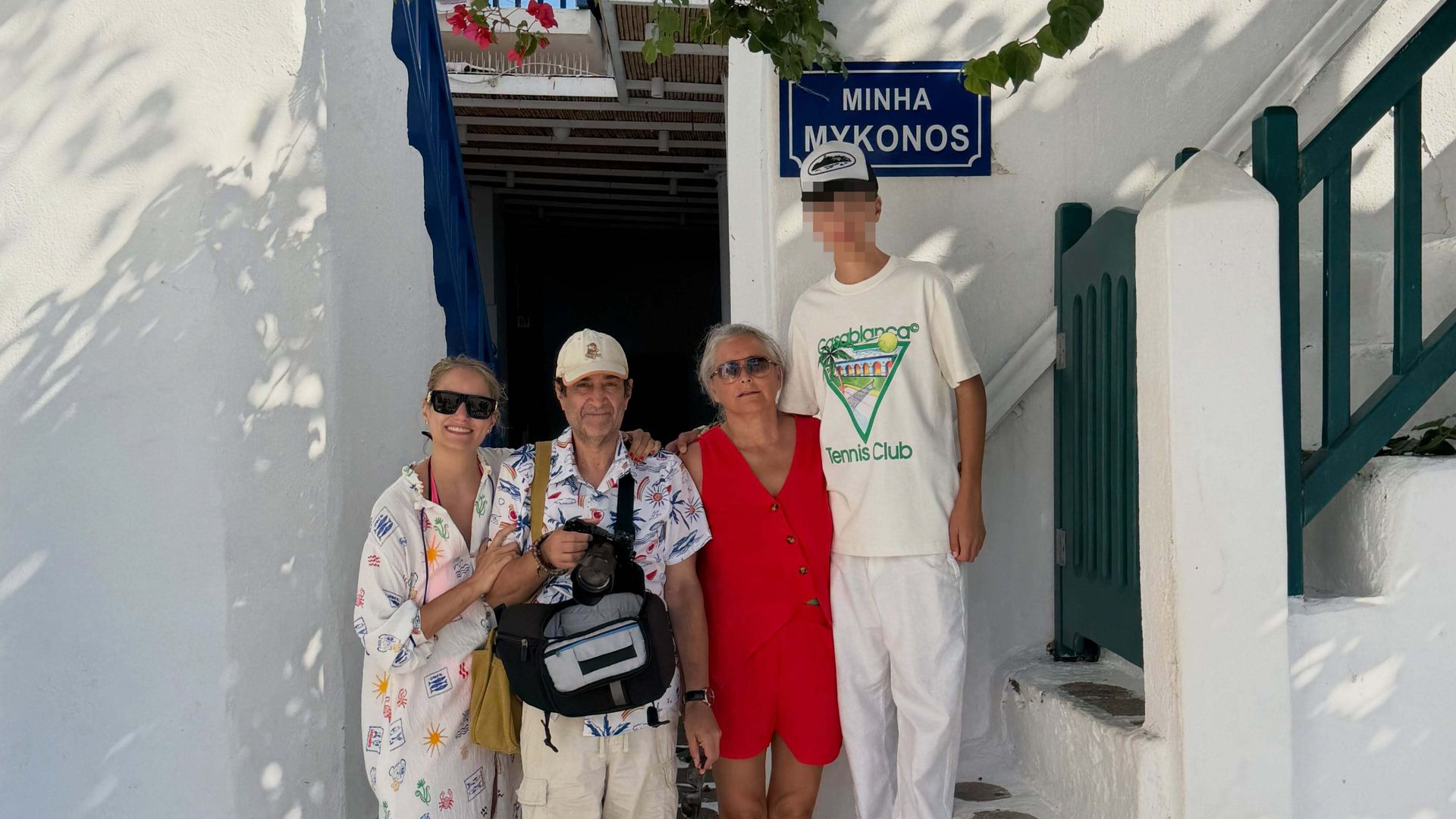 Alba y sus padres, Lucía y Carlos, y su hijo Lucas en las calles de Mikonos