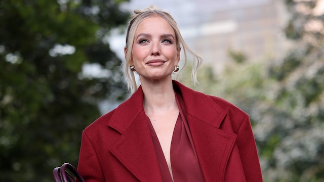 Plano medio de Leonie Hanne con total look rojo 