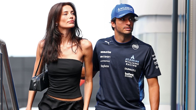 Rebecca Donaldson acompaña a Carlos Sainz Jr. en el Gran Premio de Hungría, cuando se cumplen dos años desde que saliera a la luz su relación