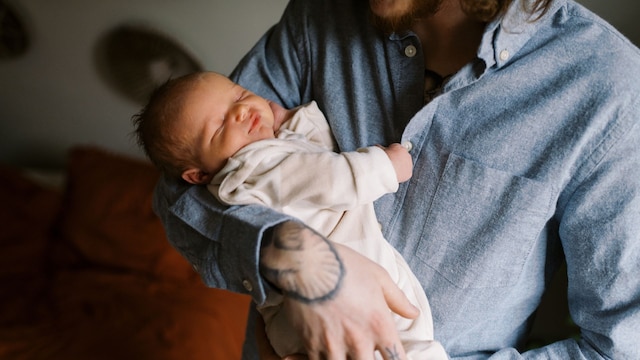 Padre con su bebé en brazos