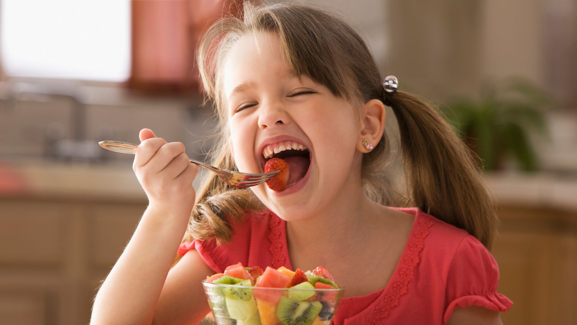 niña comiendo fruta