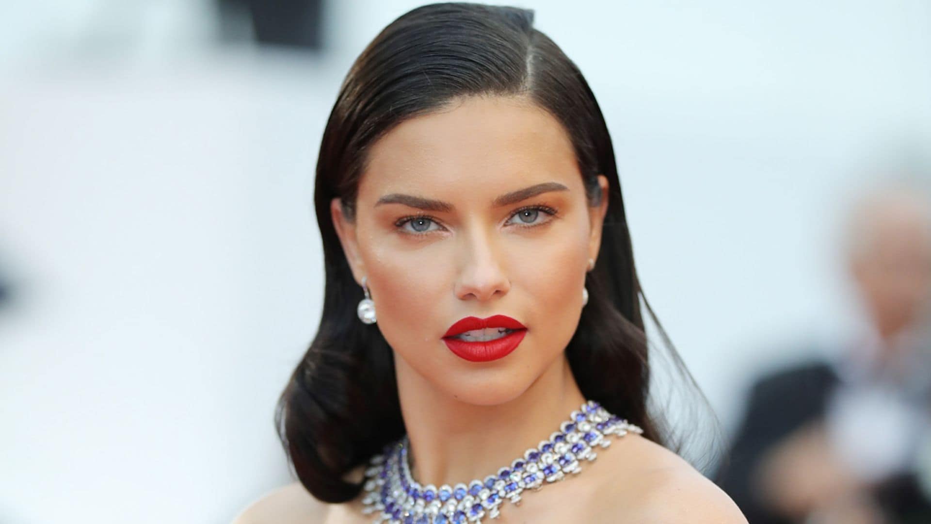 Adriana Lima se marca un 'Rihanna' y desfila enseñando su tripita de embarazada
