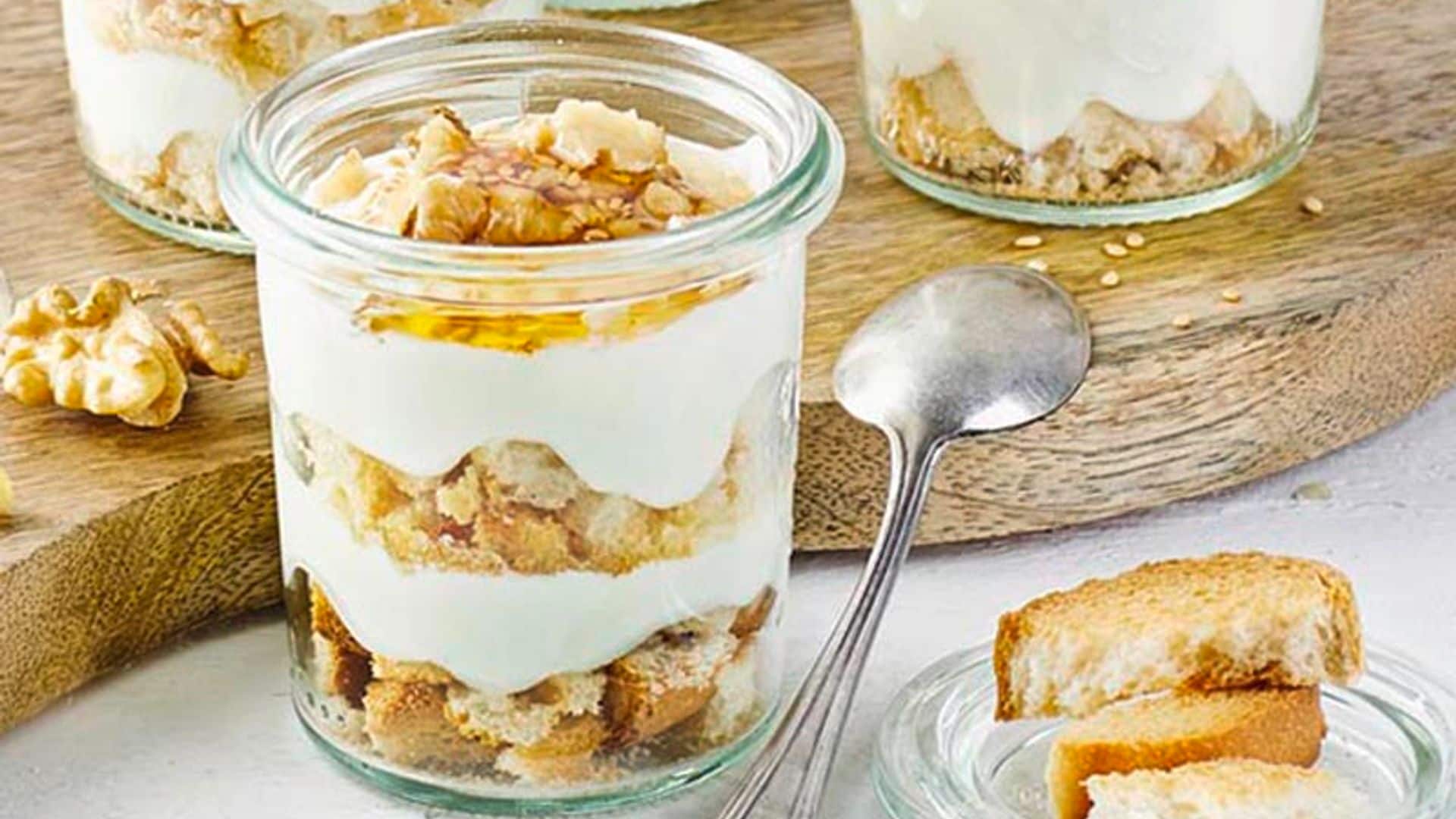 Vasitos de yogur y 'crumble' de biscotes y nueces