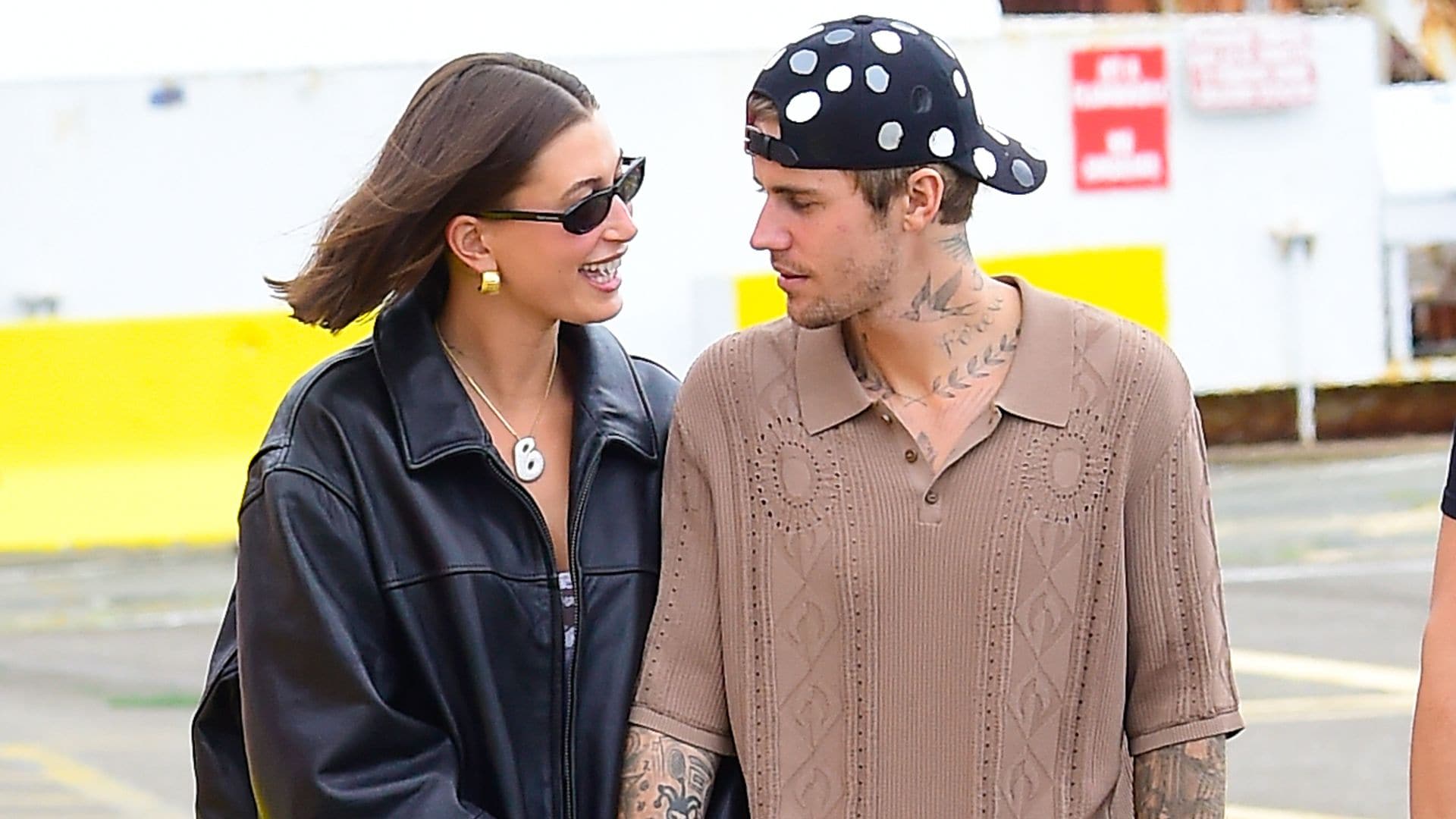 Justin Bieber se muestra un poco de cariño luciendo una playera con su propio rostro