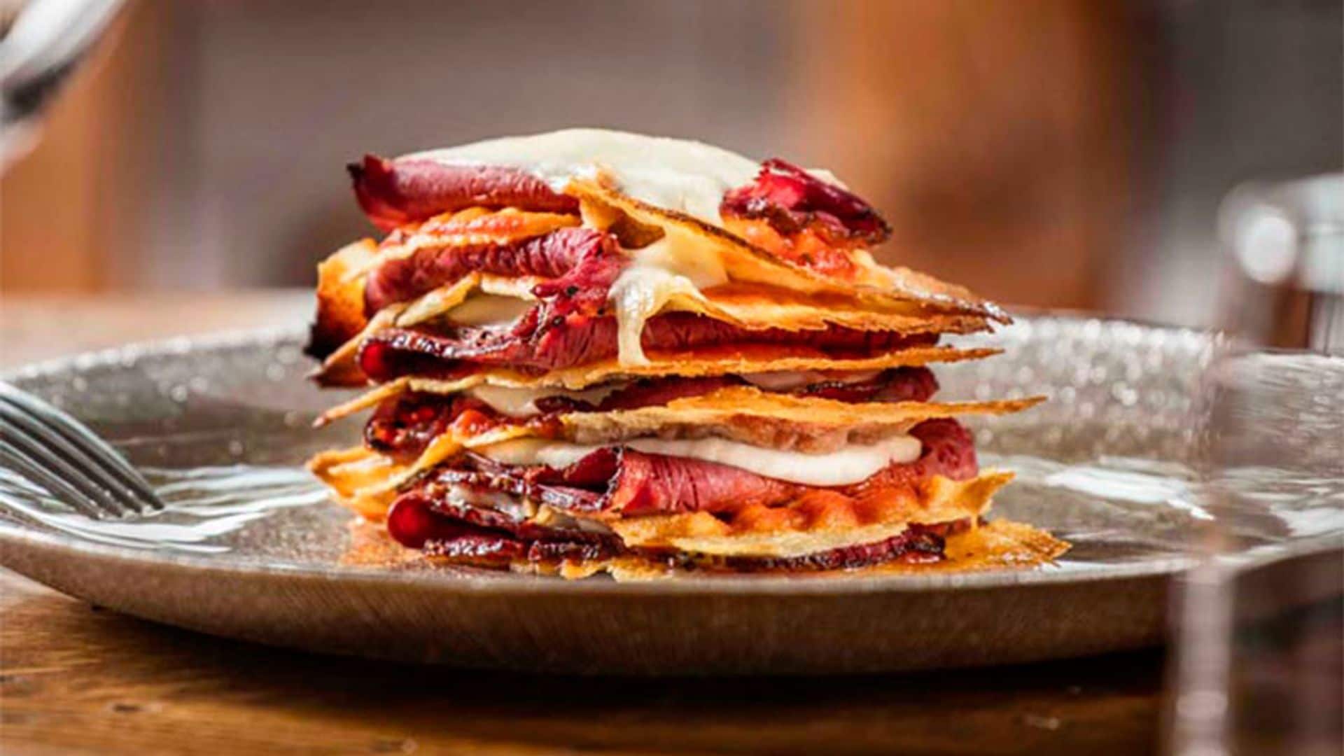 Milhojas de pan crujiente, queso y pastrami