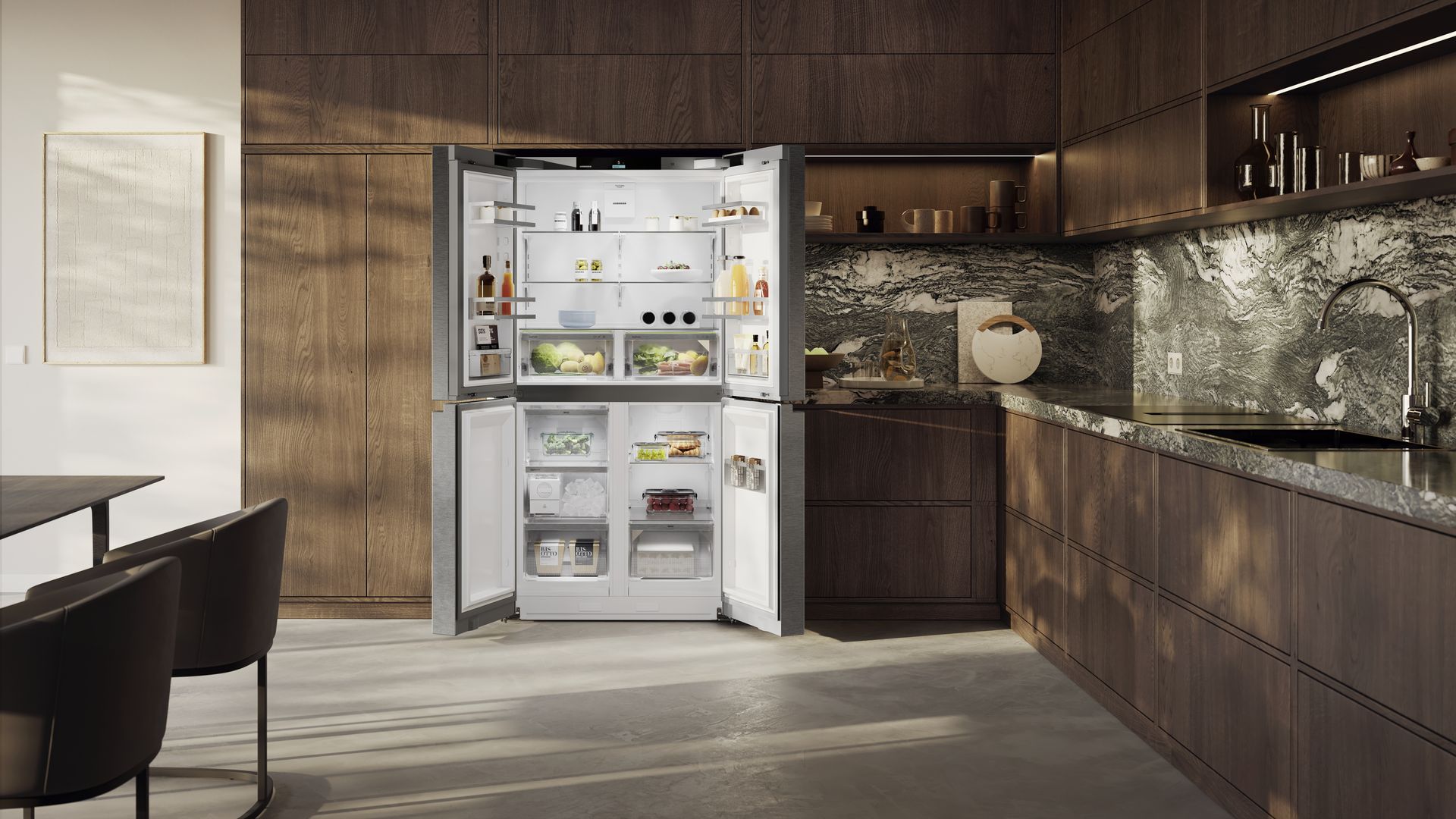 Cocina de madera con comedor, frigorífico abierto 