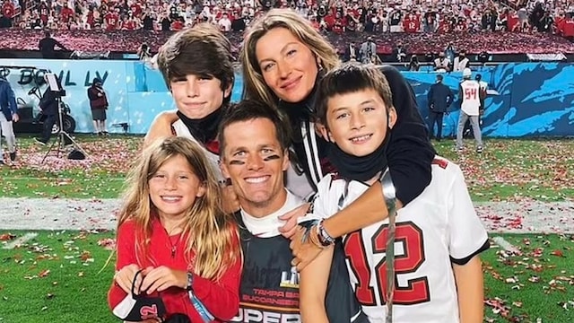 Gisele Bundchen y Tom Brady posando con sus hijos tras un partido
