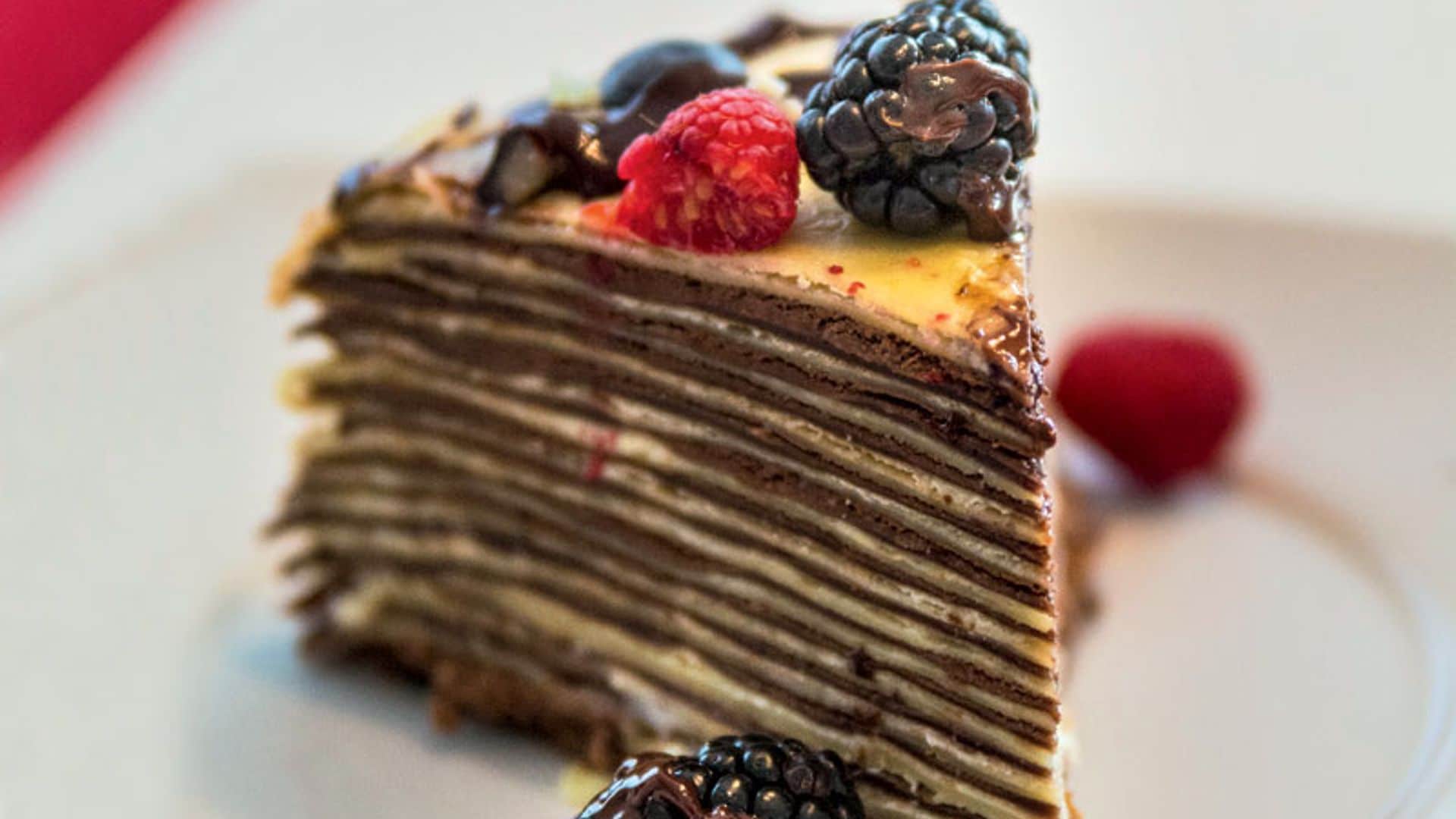 Milhojas de crepes con chocolate y frutas del bosque