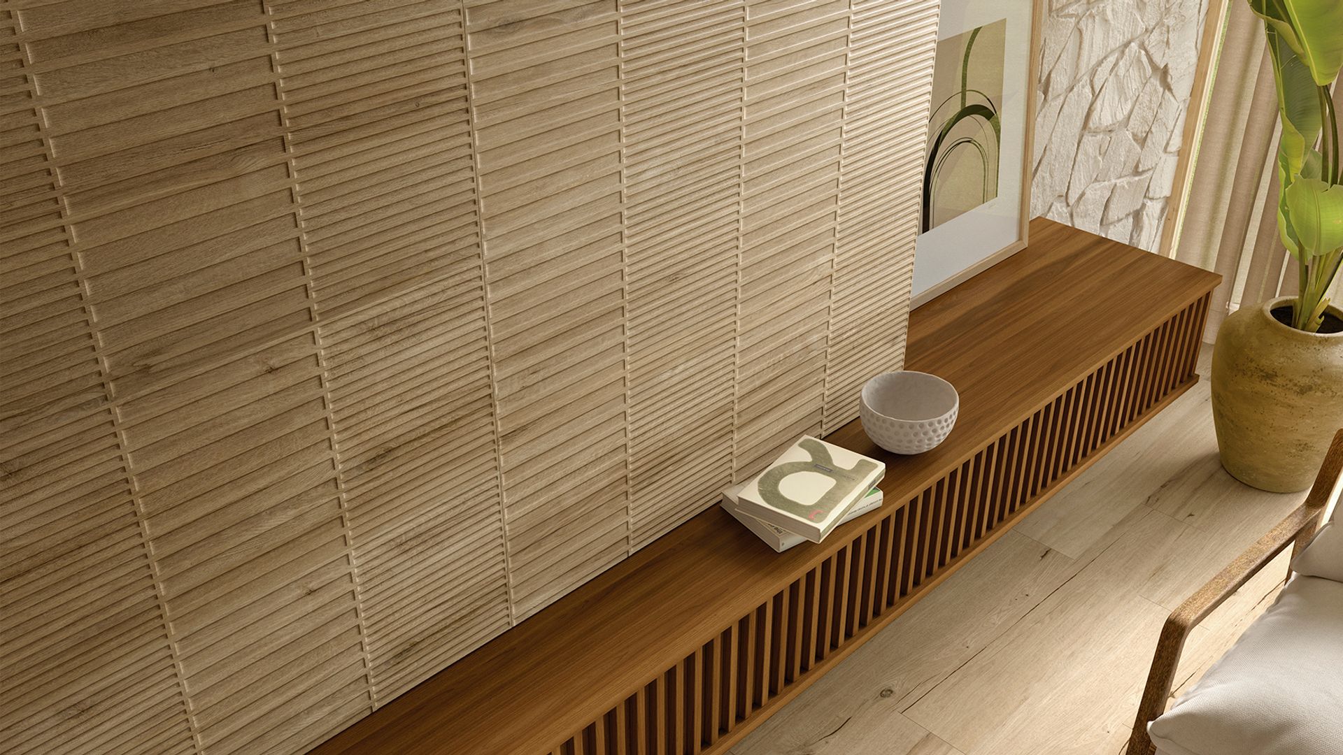Pared con cerámica que parece madera acanalada, estantería baja de madera, maceta con planta alta, cuadro apoyado en la estantería 