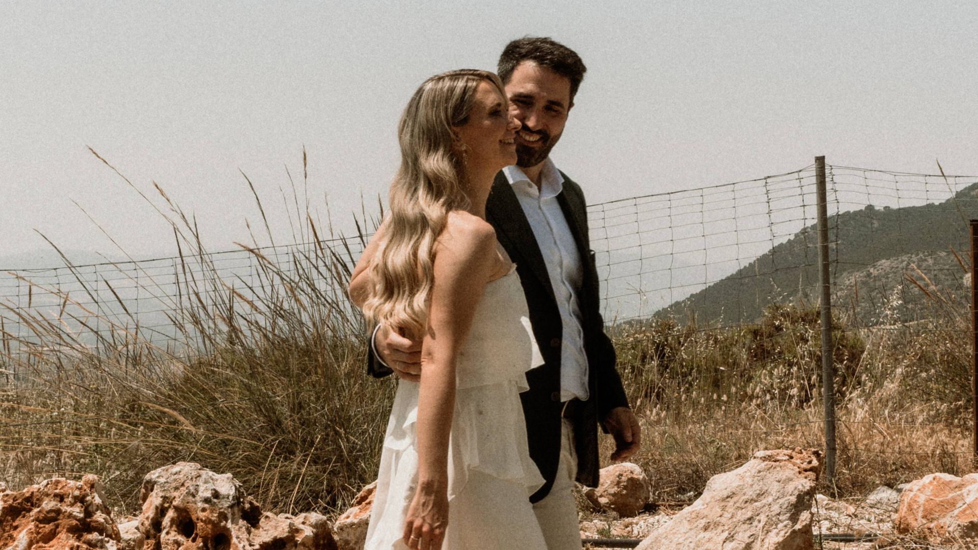 Elisabeth llevó un vestido con flores bordadas en homenaje a sus abuelas y zapatos inspirados en Carrie Bradshaw para su boda en Granada