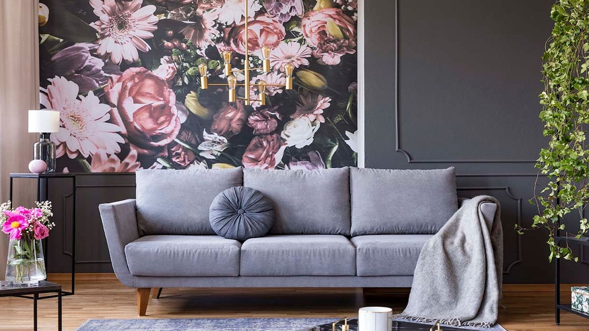 Decora tus paredes con papel pintado y molduras