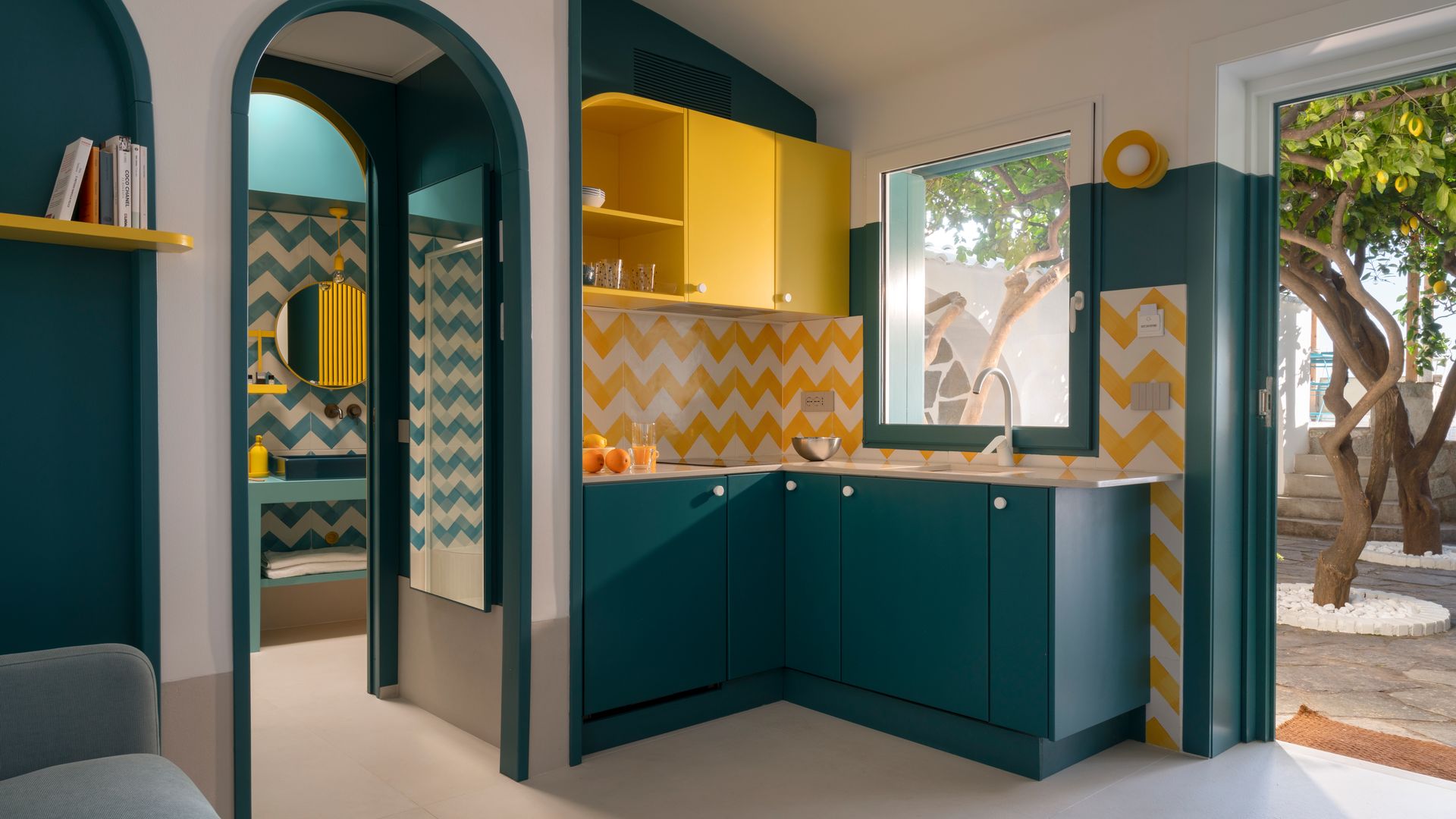 Cocina muy colorida con mobiliario que combina el color amarillo y el azul