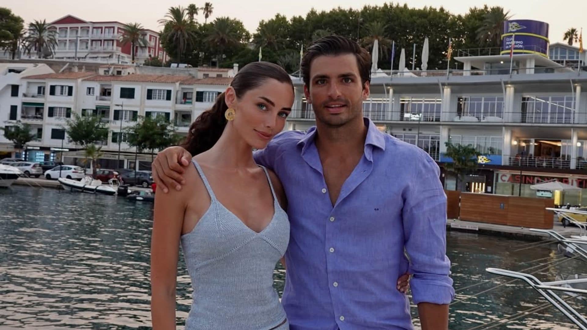 Rebecca Donaldson abre su álbum más romántico con Carlos Sainz Jr. y presume de un anillo misterioso