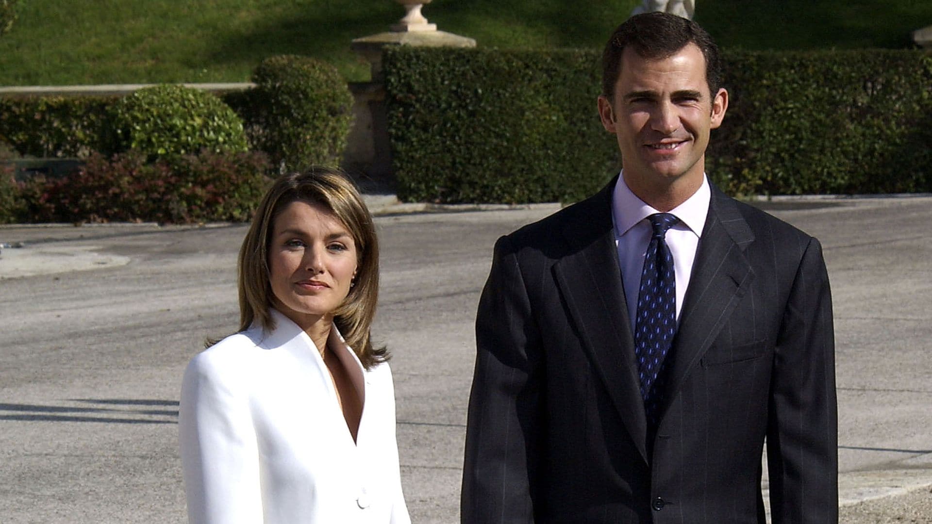 El traje blanco de Letizia en su pedida: un look de Armani que ha marcado su estilo desde hace 22 años