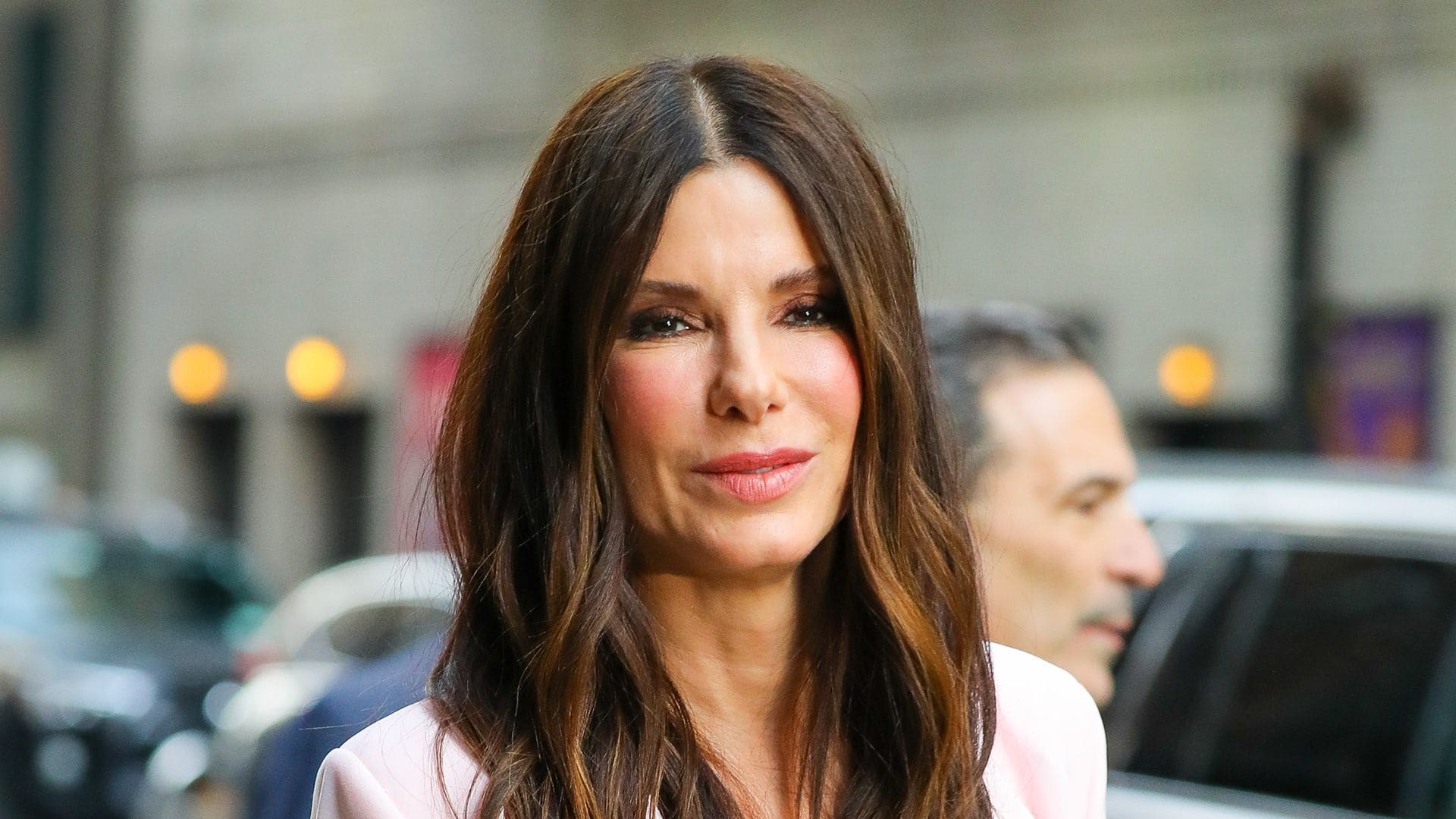 Sandra Bullock celebra su 60 cumpleaños años arropada por los suyos en pleno duelo por la pérdida de su prometido, Bryan Randall