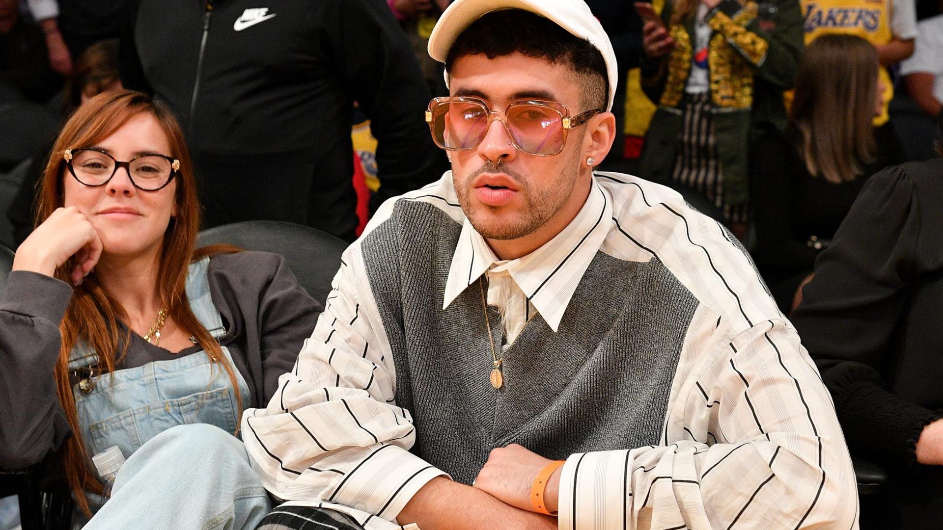 Bad Bunny presume a su pareja y se dejan ver muy cariñosos en público