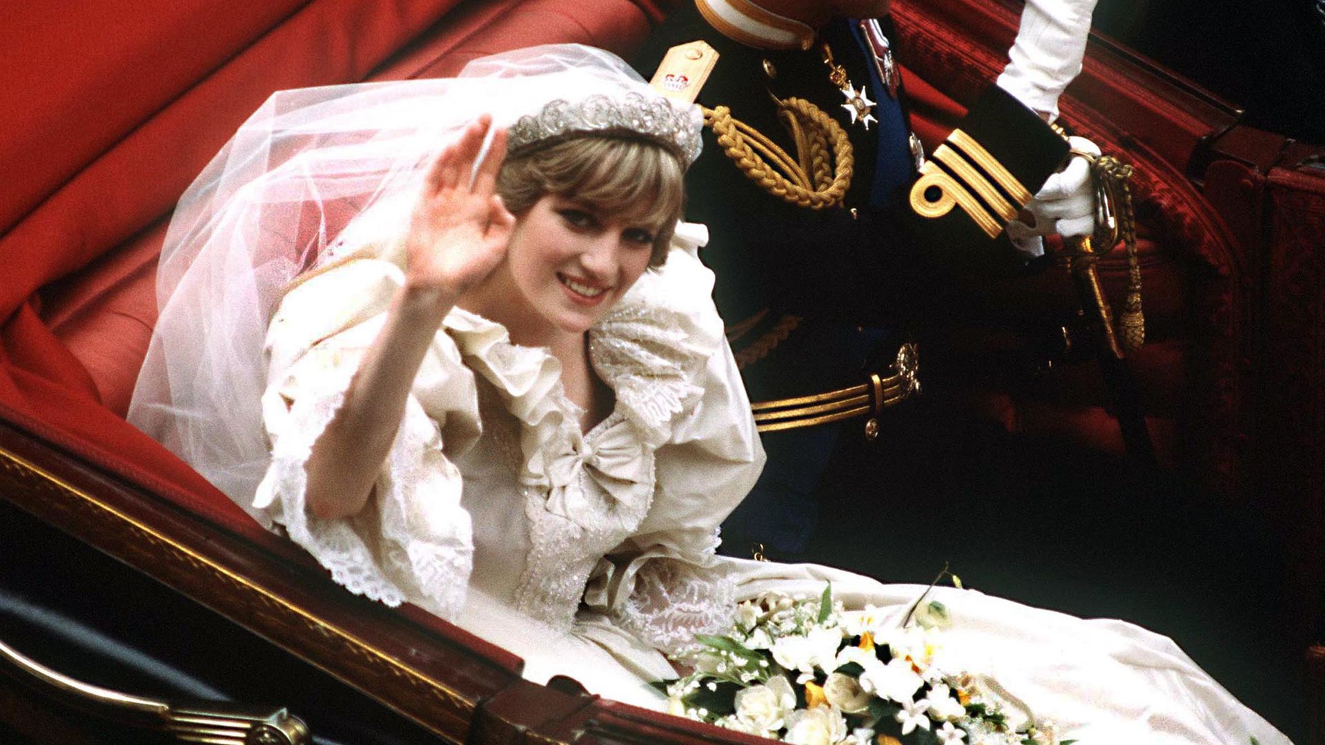 La premonición que ocultaba el vestido de novia de Lady Di y que sale a la luz 45 años después: inspirado en María Antonieta, la reina más trágica