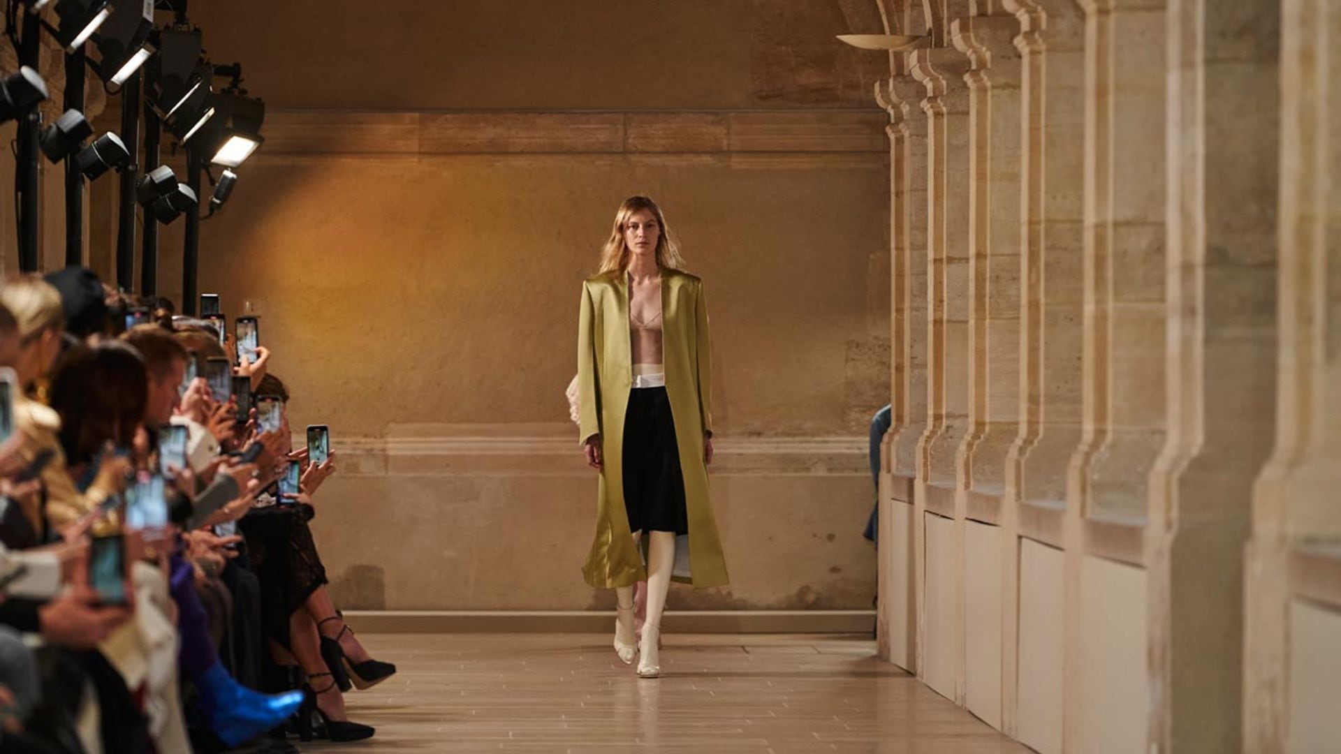 Victoria Beckham debuta en Paris Fashion Week con una colección minimalista y muy 'sexy'