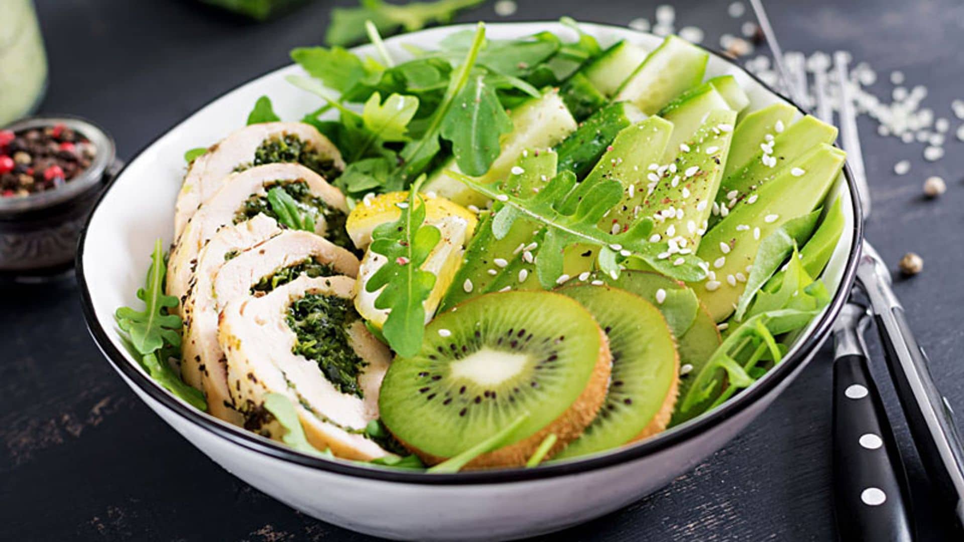 Ensalada de kiwi y aguacate con pollo relleno de espinacas