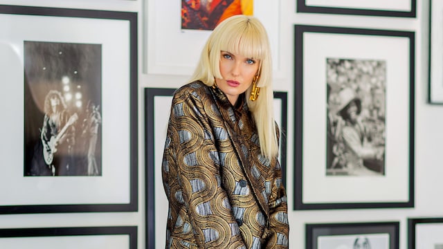 Ace Harper en la entrada de la casa, ante una colección de fotografías de >"rock": "La mayoría de ellas son de un querido amigo de mi marido, Jim Marshall. Era un fotógrafo icónico". 