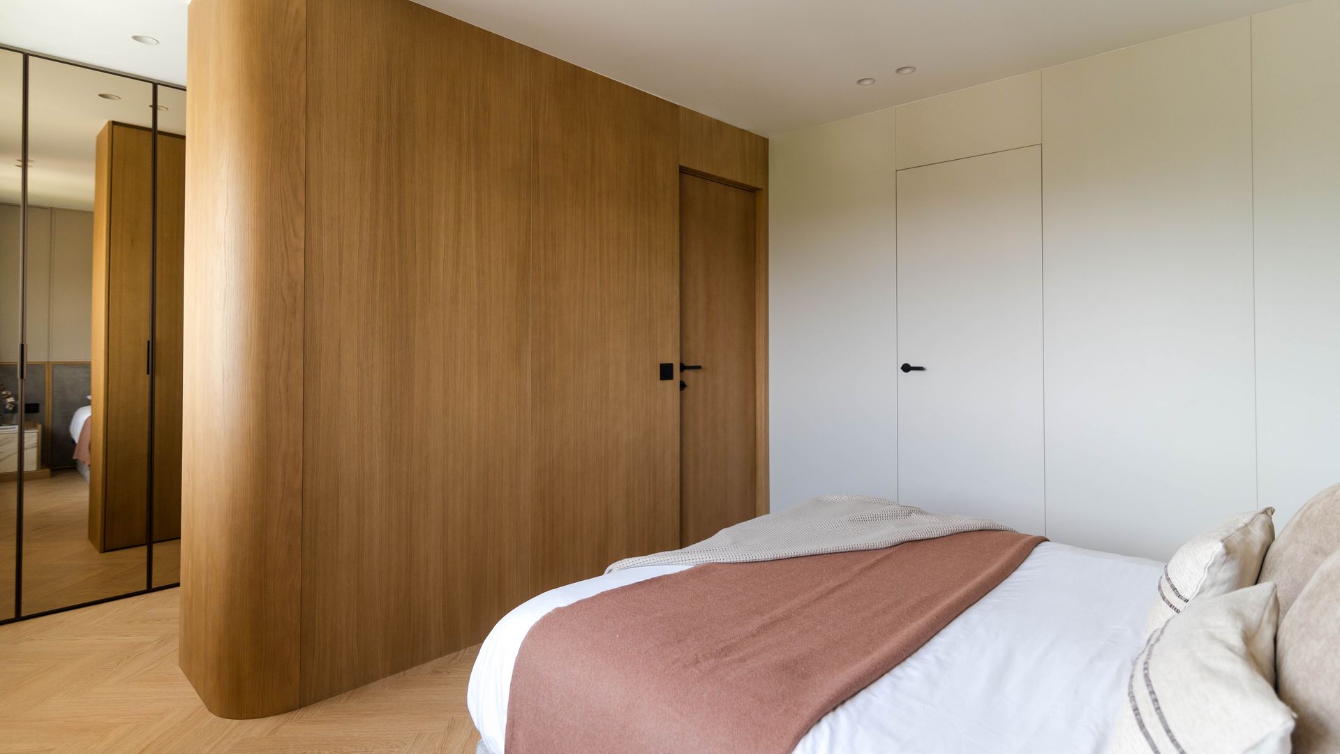 Dormitorio con puertas integradas