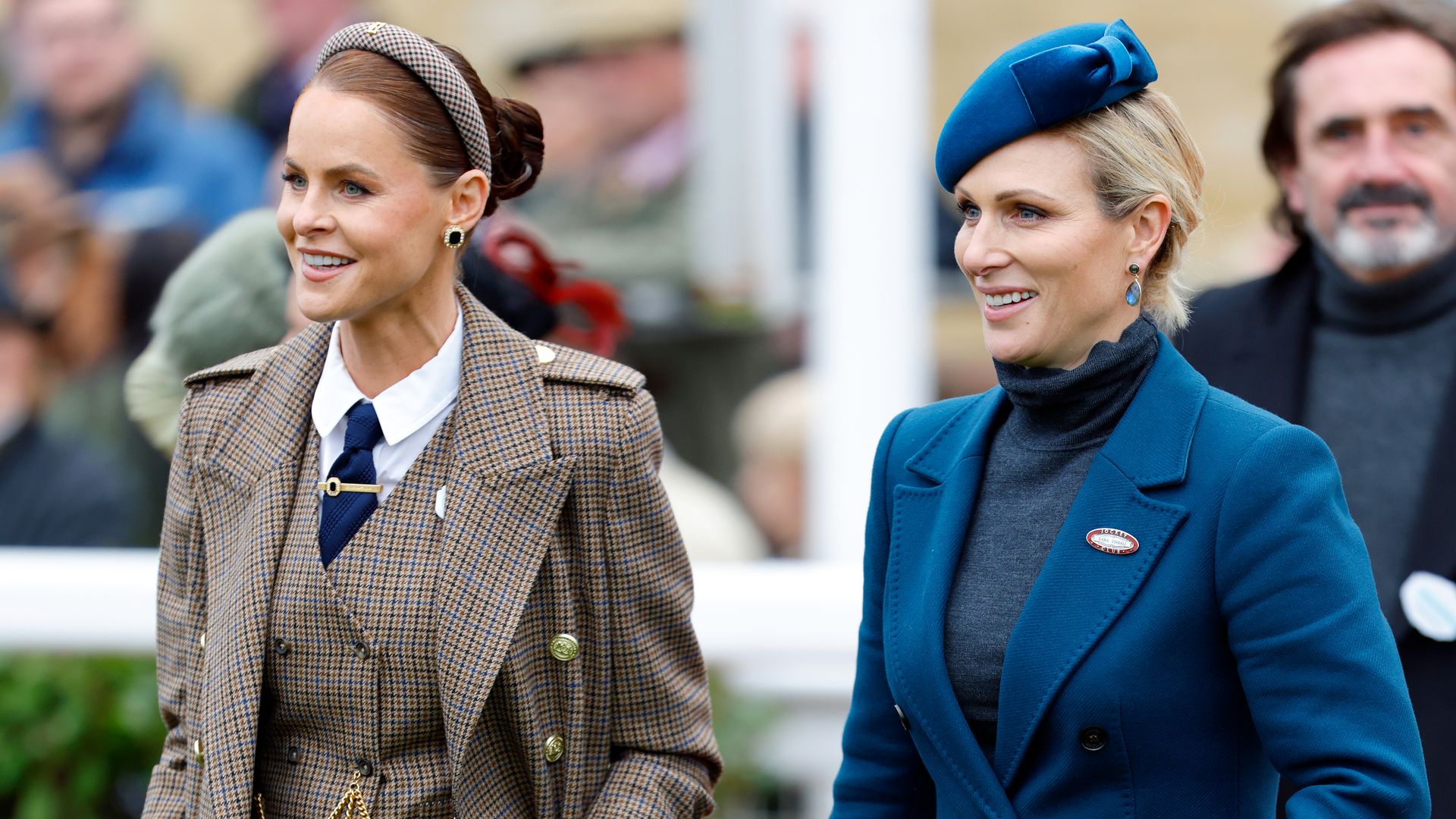 Jade Holland Cooper y Zara Tindall en las carreras de caballos de Cheltenham , 2025.