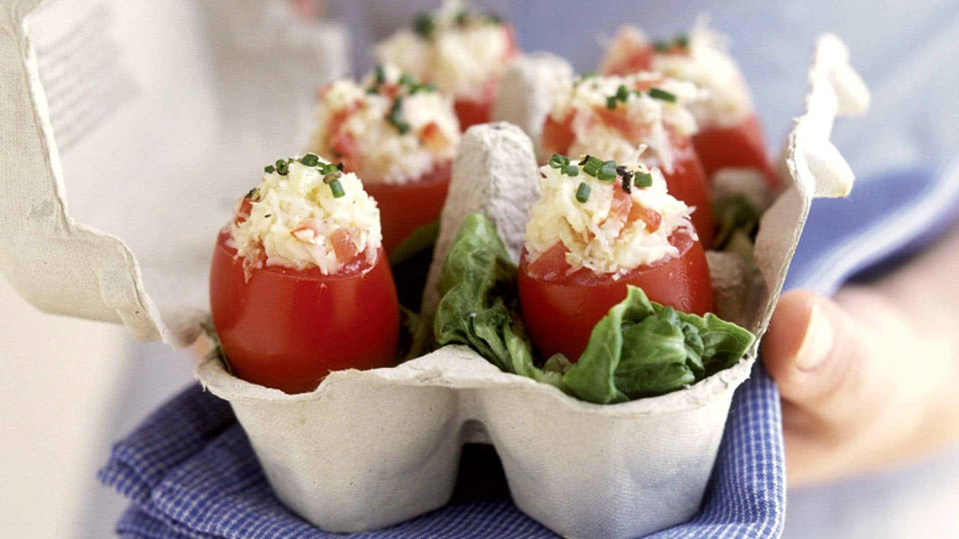 Tomatitos pera rellenos de ensaladilla de cangrejo