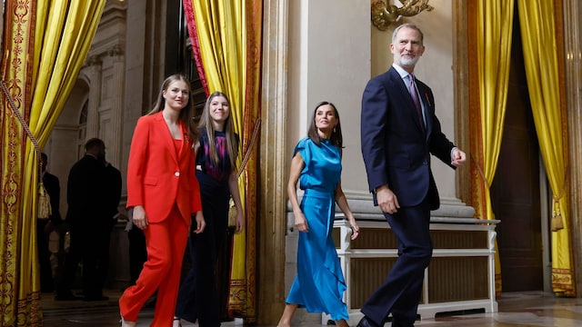 La princesa Leonor y la infanta Sofía sorprenden al Rey Felipe