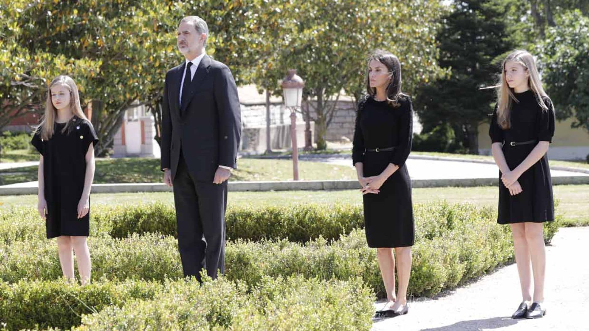 La princesa Leonor y la infanta Sofía se unen a sus padres en el minuto de silencio por los fallecidos del COVID-19