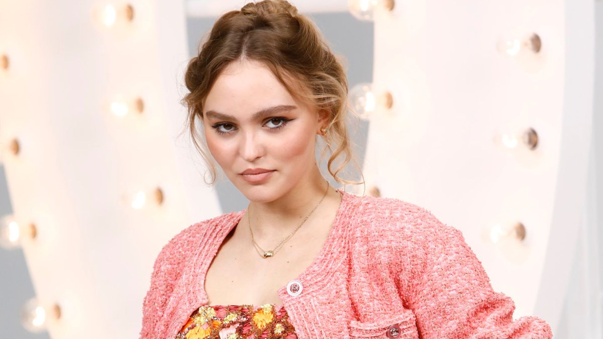 Lily Rose Depp, besos y abrazos con un misterioso actor
