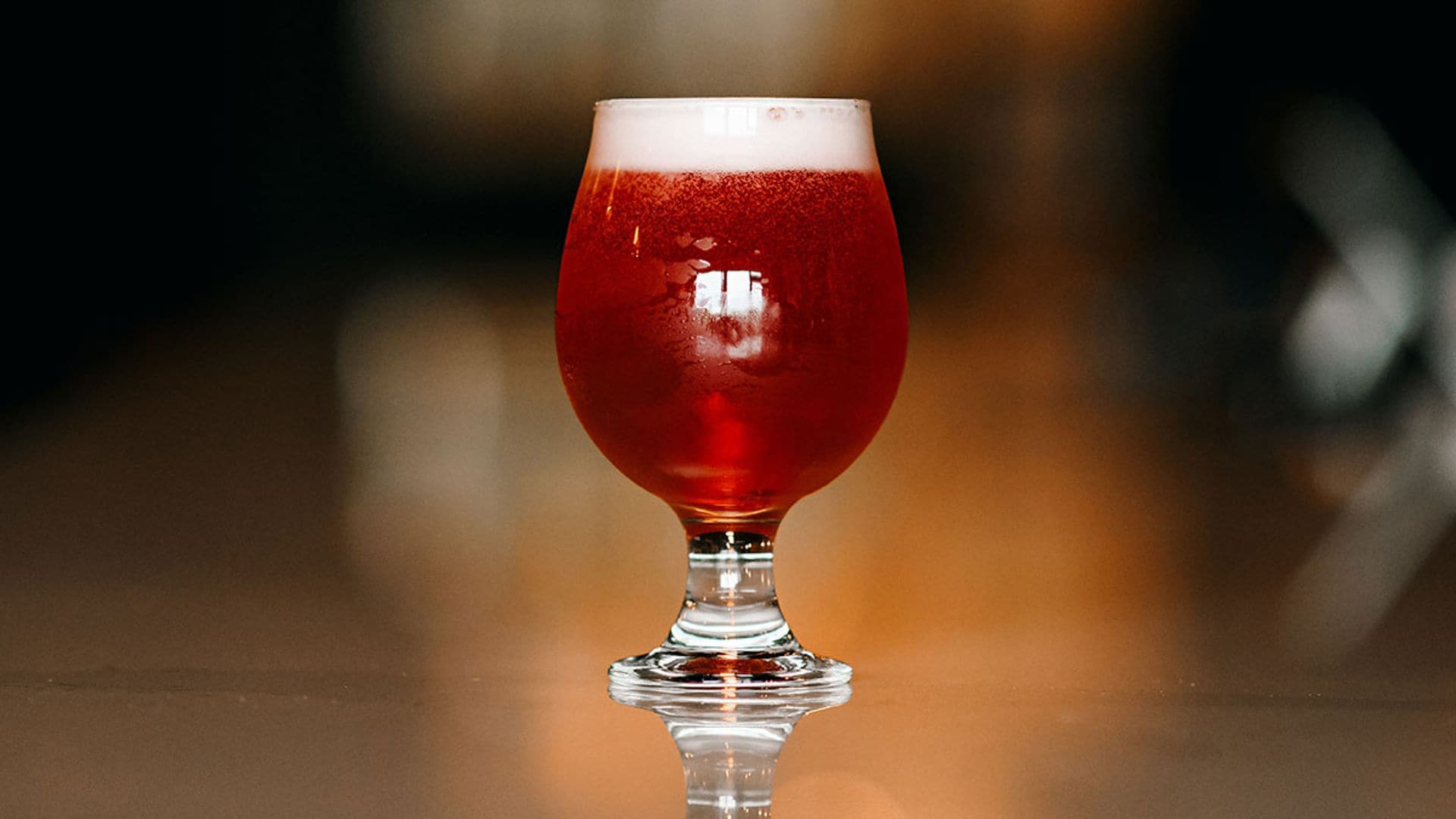 Cerveza: ¿por qué es preferible beberla en copa que en botella?