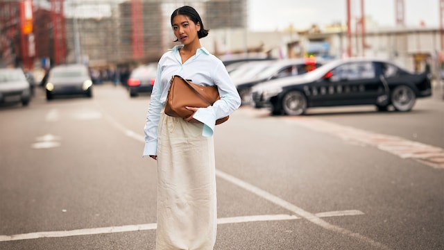 Look con falda larga beis