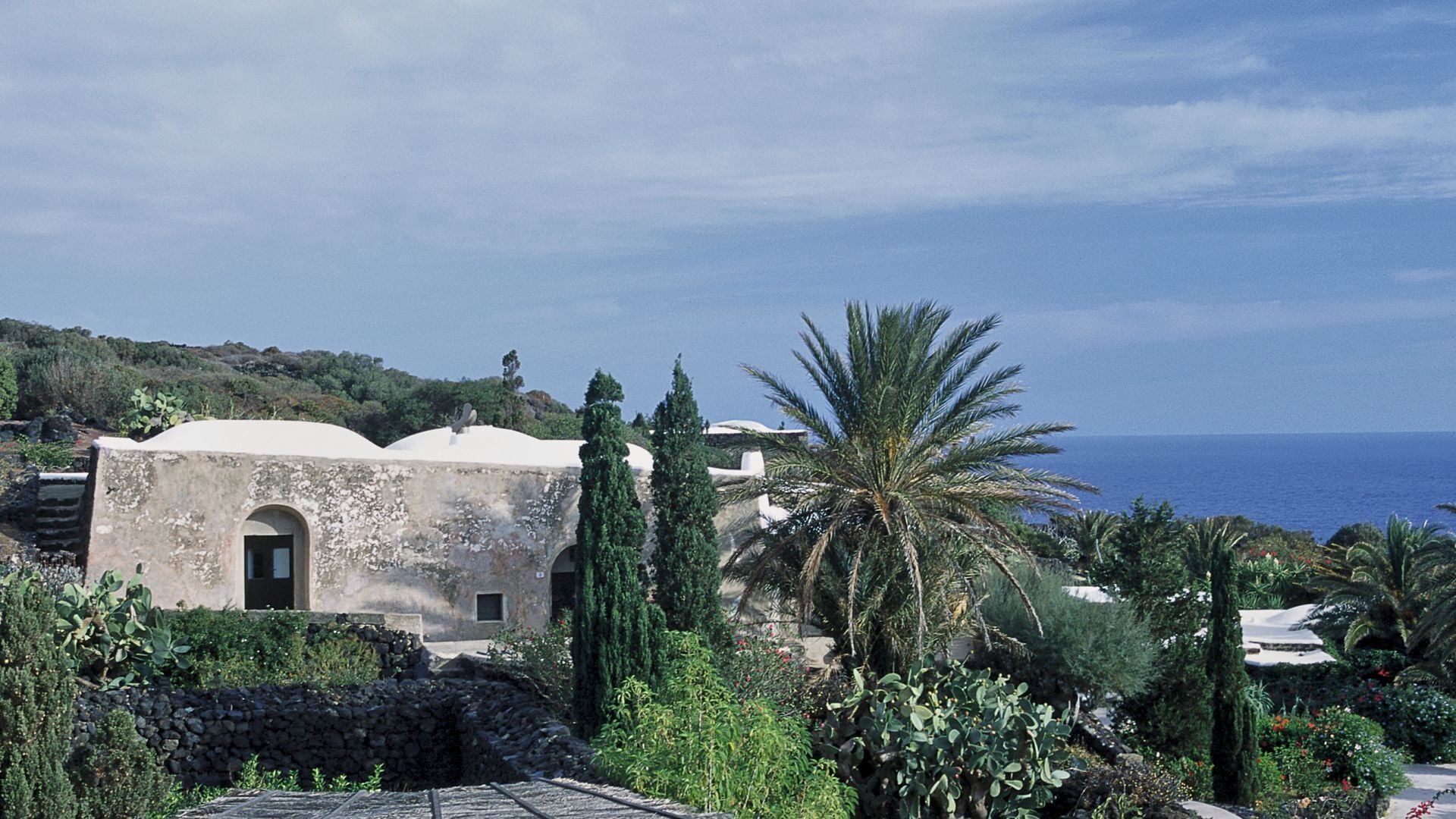 Uno de los "dammusi" (casas típicas locales con muros de piedra volcánica y techo abovedado blanco), auténticas joyas de arquitectura rural, que componen la residencia del creador italiano