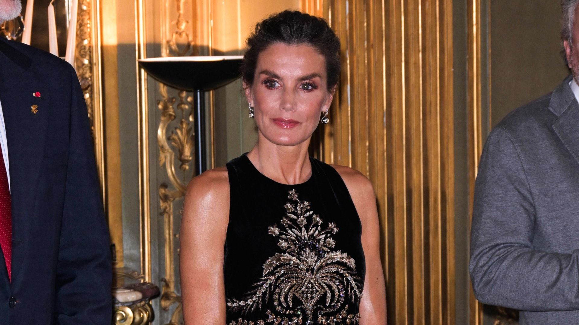 Doña Letizia debuta en París con un vestido de pedrería de Dior Alta Costura