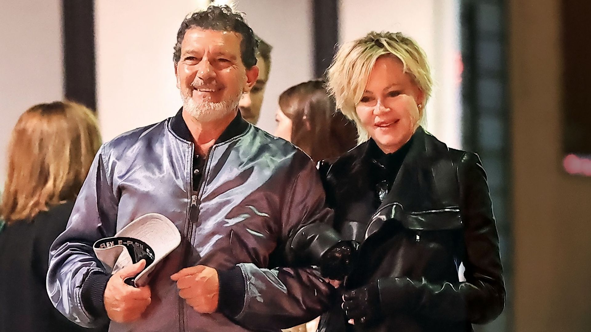 Antonio Banderas y Melanie Griffith, sorprendidos caminando del brazo por las calles de Los Ángeles: las fotos de su reencuentro