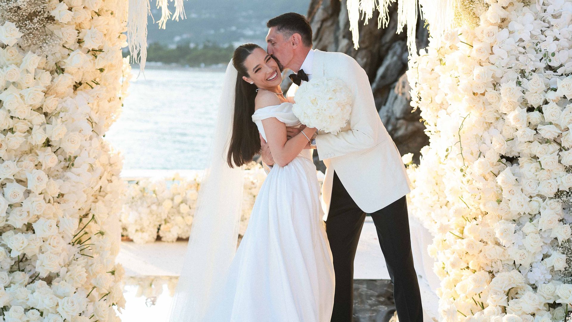 La boda en la playa de Nikolija y Stefan Savić (exjugador del Atlético de Madrid): vestido de Vivienne Westwood y flores blancas