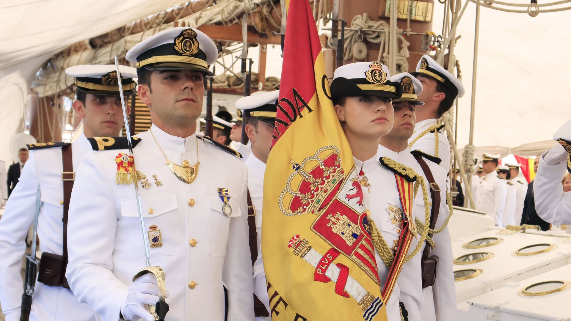 Las emotivas imágenes de la princesa Leonor, abanderada en la jura de bandera en Cartagena de Indias