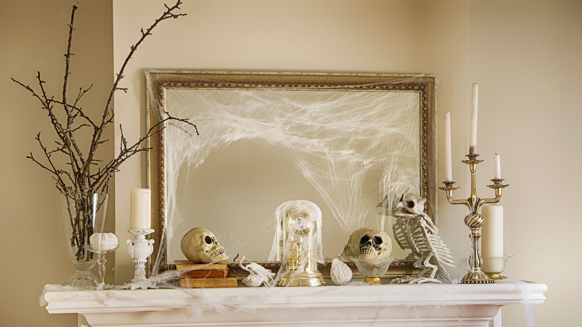 Chimenea blanca con decoración de Halloween