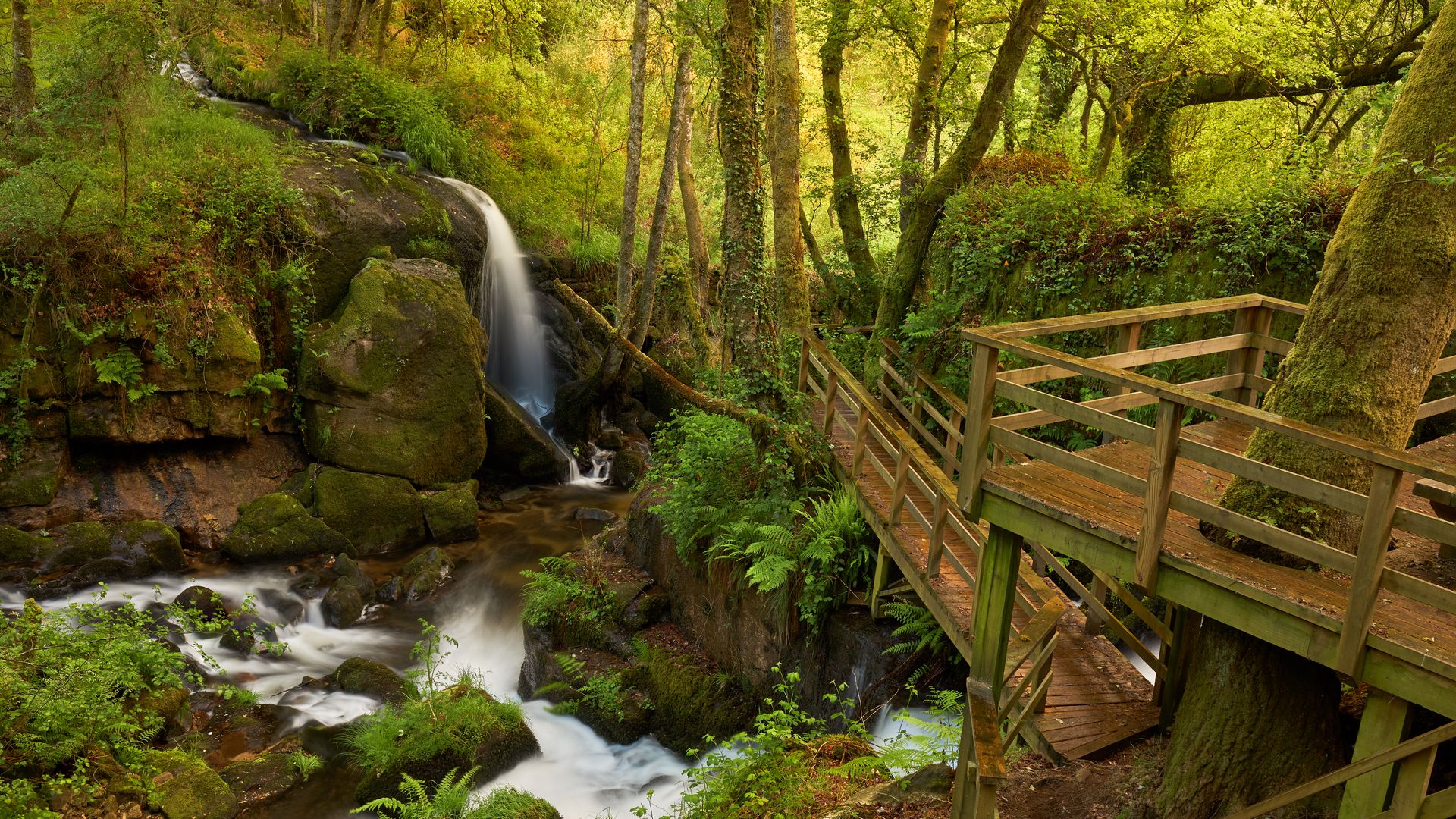 Pequeña cascada en Pazos de Arenteiro, junto al río Arenteiro, Ourense