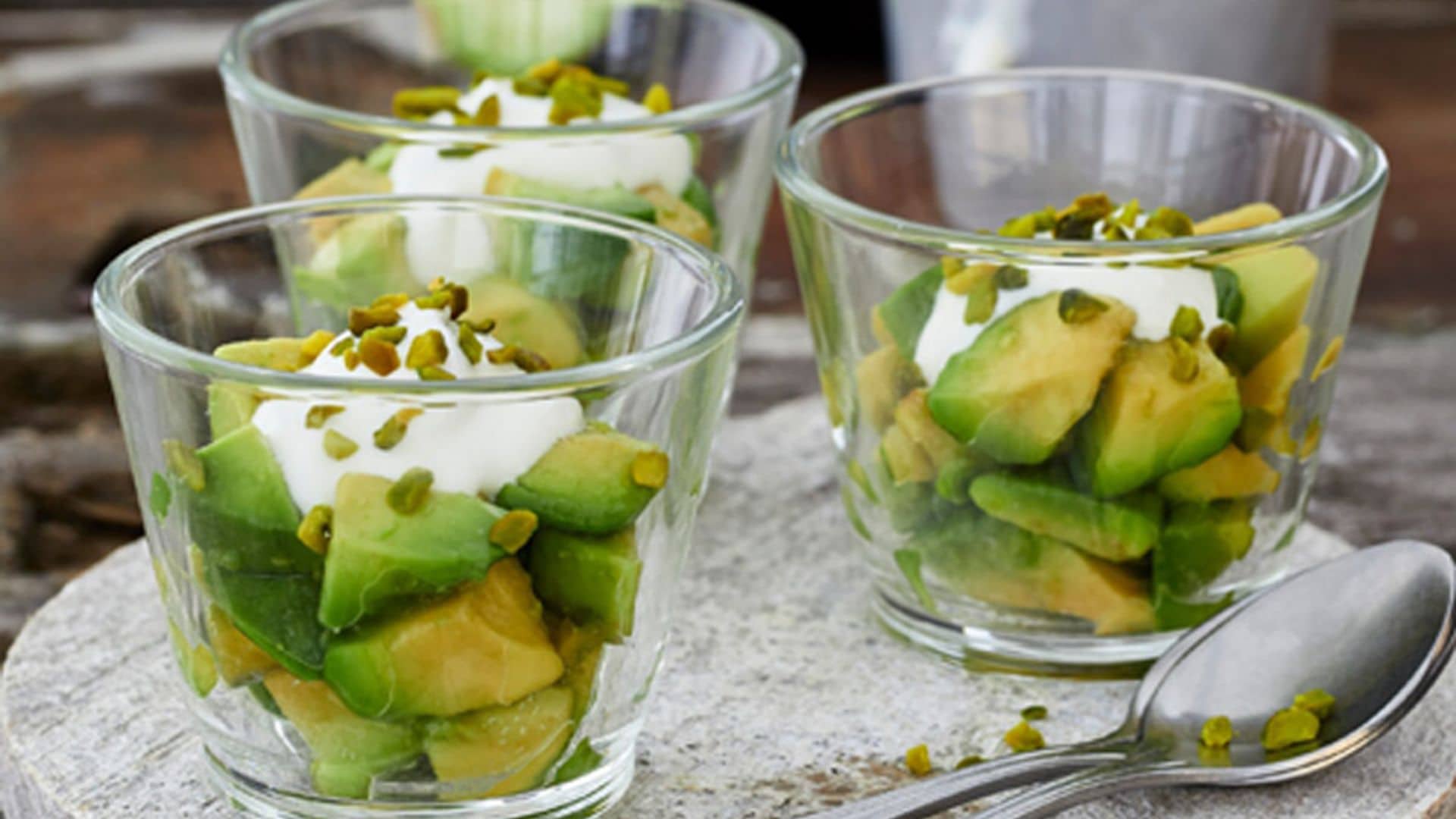 Vasito de aguacate con yogur, lima y pistachos