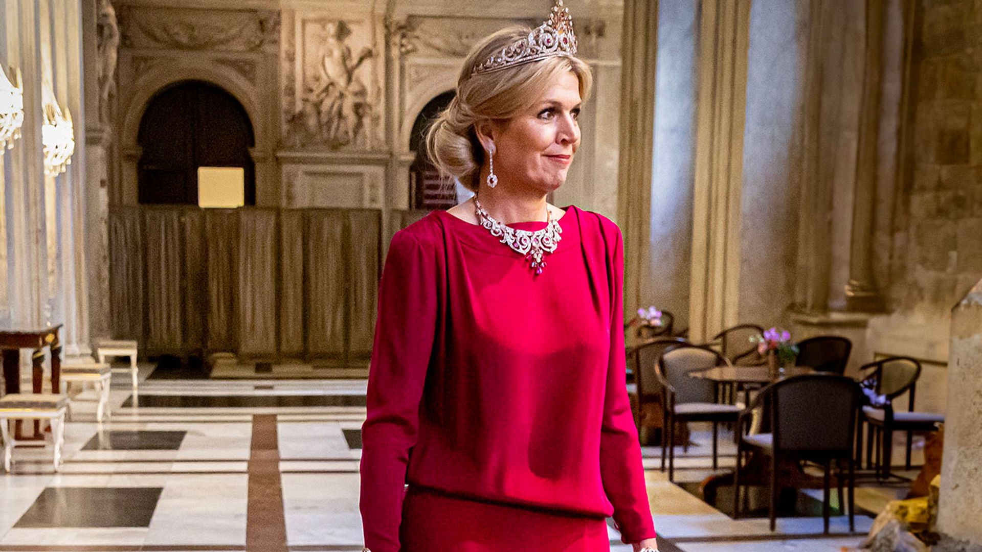 Máxima impacta con un vestido de gala de hace 13 años y la histórica tiara 'Pavo Real'