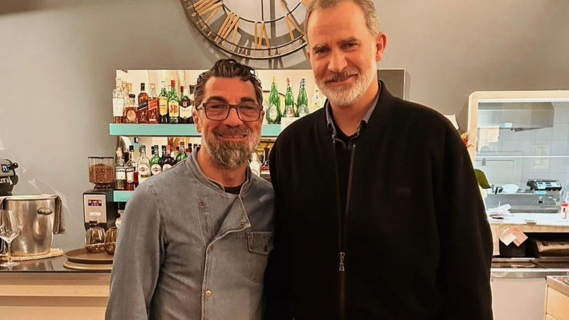 El rey Felipe viaja a Palma por sorpresa: visita a su madre y cena con amigos en un italiano de moda