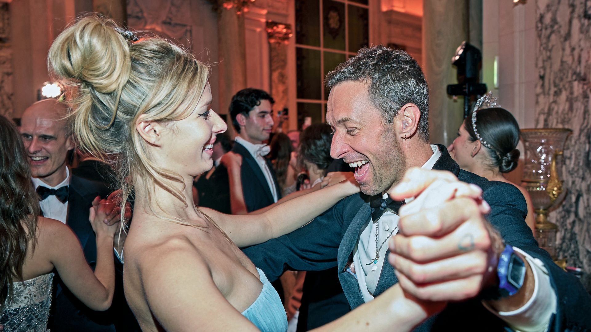 EXCLUSIVA: Las imágenes no vistas de Chris Martin en la puesta de largo de su hija, Apple 