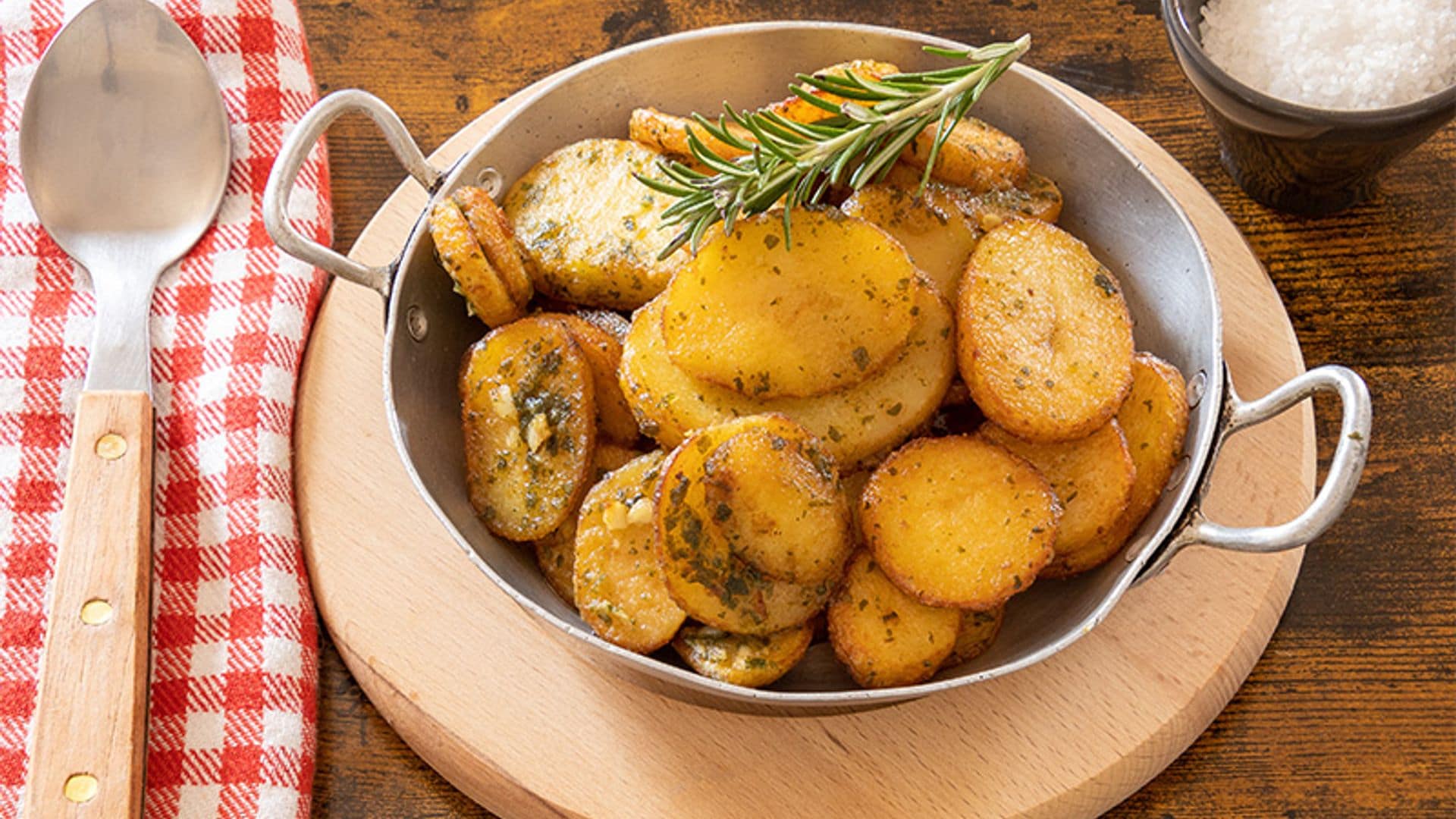 Patatas al ajo cabañil: ¿Qué son y de dónde es típica esta receta?