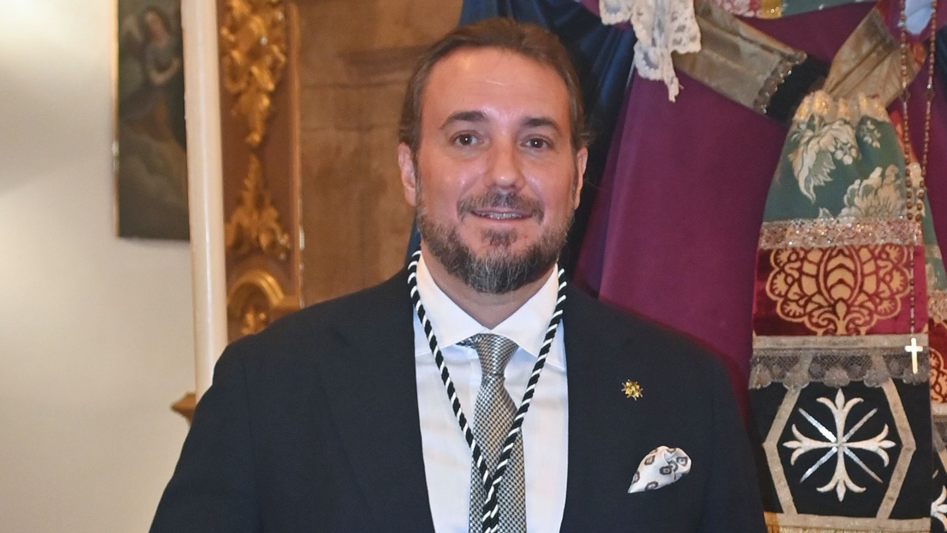 El aristócrata ha entregado el fajín de teniente de su bisabuelo a María Santísima de la Encarnación