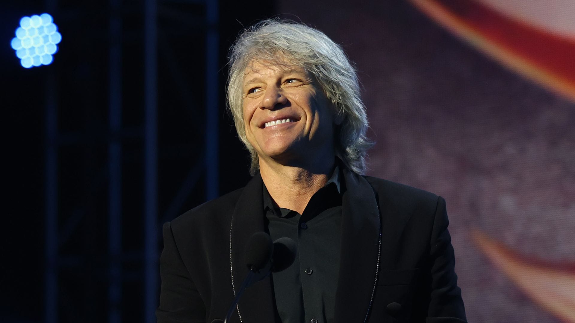 Jon Bon Jovi se estrena como abuelo y habla sobre el bebé de su hijo y Millie Bobby Brown: “Es una locura”